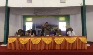 Keterangan Foto : Kapolres Tapanuli Tengah AKBP Jimmy Christian Samma bersama dengan Kasat Narkoba Polres Tapteng, Ketua Yayasan SMAN 1 Matauli serta Kepala Sekolah SMAN 1 Matauli dan guru, foto bersama pada acara Masa Pengenalan Lingkungan Sekolah (MPLS) Siswa Baru Tahun Pendidikan 2022/2023 SMA Negeri 1 Matauli Pandan