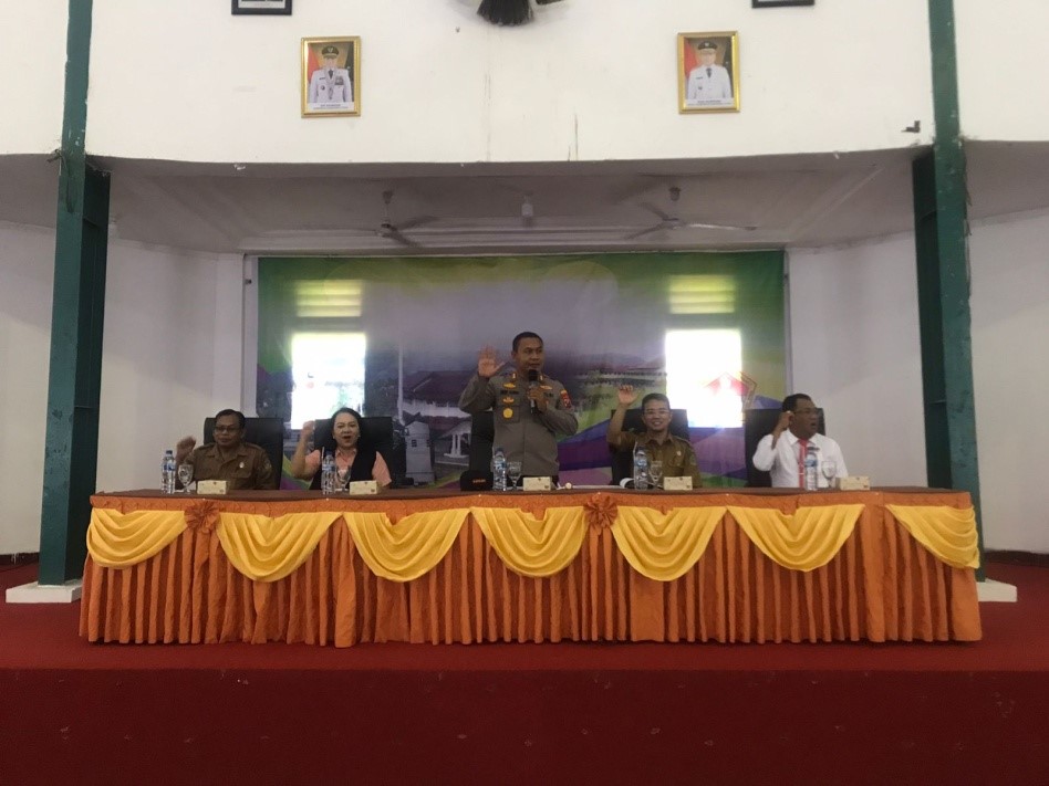 Keterangan Foto : Kapolres Tapanuli Tengah AKBP Jimmy Christian Samma bersama dengan Kasat Narkoba Polres Tapteng, Ketua Yayasan SMAN 1 Matauli serta Kepala Sekolah SMAN 1 Matauli dan guru, foto bersama pada acara Masa Pengenalan Lingkungan Sekolah (MPLS) Siswa Baru Tahun Pendidikan 2022/2023 SMA Negeri 1 Matauli Pandan