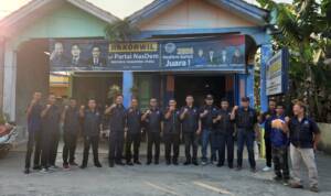 Foto: Para Pengurus DPD dan DPC Partai NasDem se-Kabupaten Batu Bara berfoto bersama usai Rapat Pleno Diperluas yang memutuskan menolak Drs. H. Darwis, M.Si. sebagai Ketua DPD menggantikan Amran, S.H., Kamis (07/7).