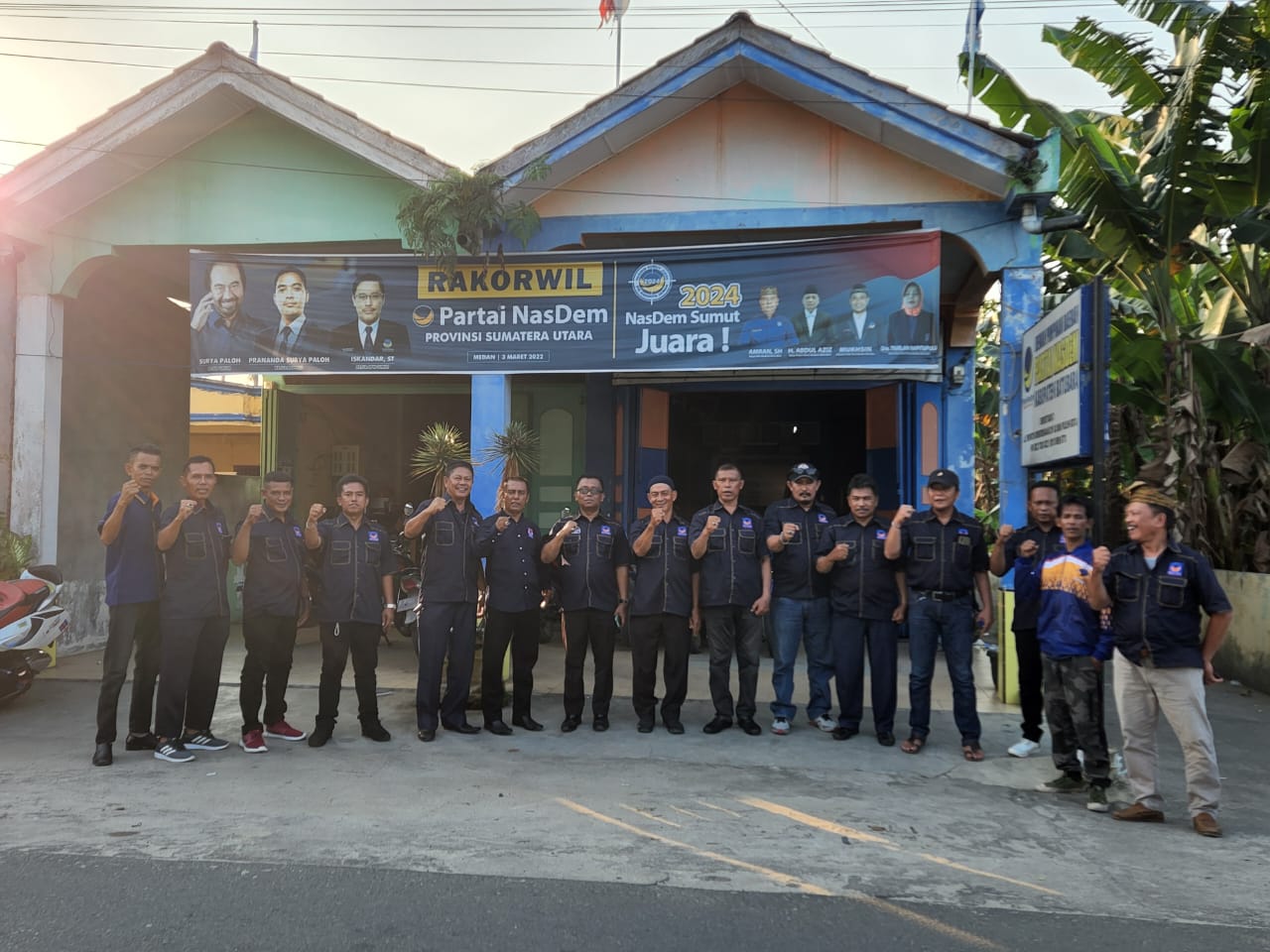 Foto: Para Pengurus DPD dan DPC Partai NasDem se-Kabupaten Batu Bara berfoto bersama usai Rapat Pleno Diperluas yang memutuskan menolak Drs. H. Darwis, M.Si. sebagai Ketua DPD menggantikan Amran, S.H., Kamis (07/7).