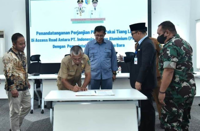 Foto: Kegiatan Penandatanganan MoU Pemasangan Lampu Jalan di sepanjang Jalan Access Road Kuala Tanjung antara PT. Inalum (Persero) dan Pemerintah Kabupaten Batu Bara bertempat di Aula Kantor Bupati Batu Bara di Kecamatan Lima Puluh pada Selasa lalu (05/7) diabadikan dalam foto.