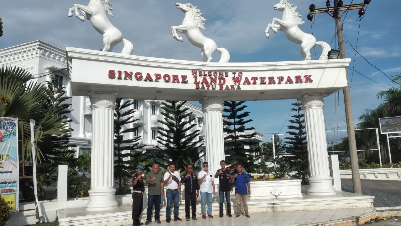 Foto: Ketua Organizing Committee Josua Panggabean berfoto dengan unsur Panitia lainnya saat berkunjung ke Singapore City Hotel Sei Balai beberapa waktu lalu.