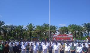 Photo : Plt Bupati menyematkan Lencana kepada perwakilan Kepala Desa.