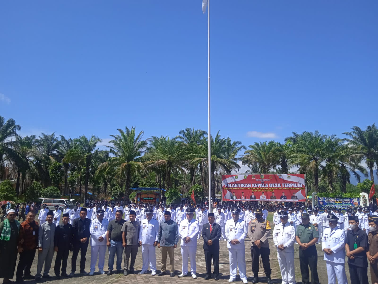 Photo : Plt Bupati menyematkan Lencana kepada perwakilan Kepala Desa.