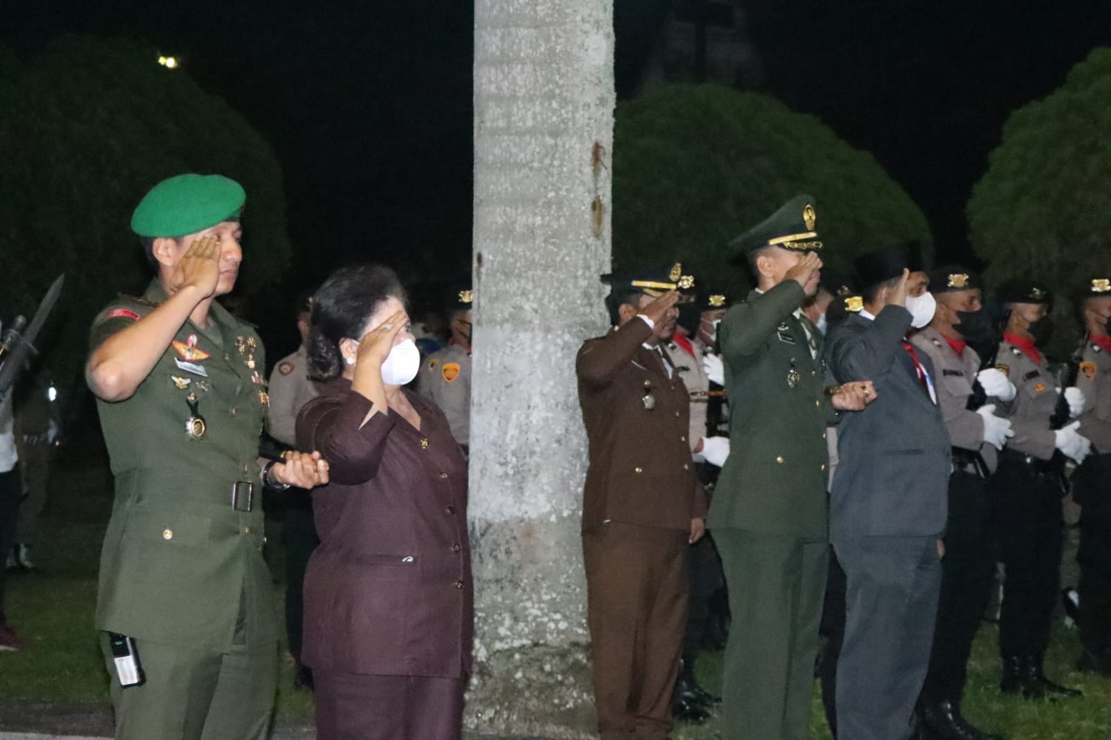 Foto : Bupati Karo, Cory S Sebayang beserta jajaran unsur Forkopimda saat mengadakan ziarah ke Makam Pahlawan Kabanjahe