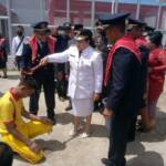 Foto : Bupati Karo beserta Forkopimda saat menyiramkan air suci kembanf kepada tiga warga binaan yang bebas.