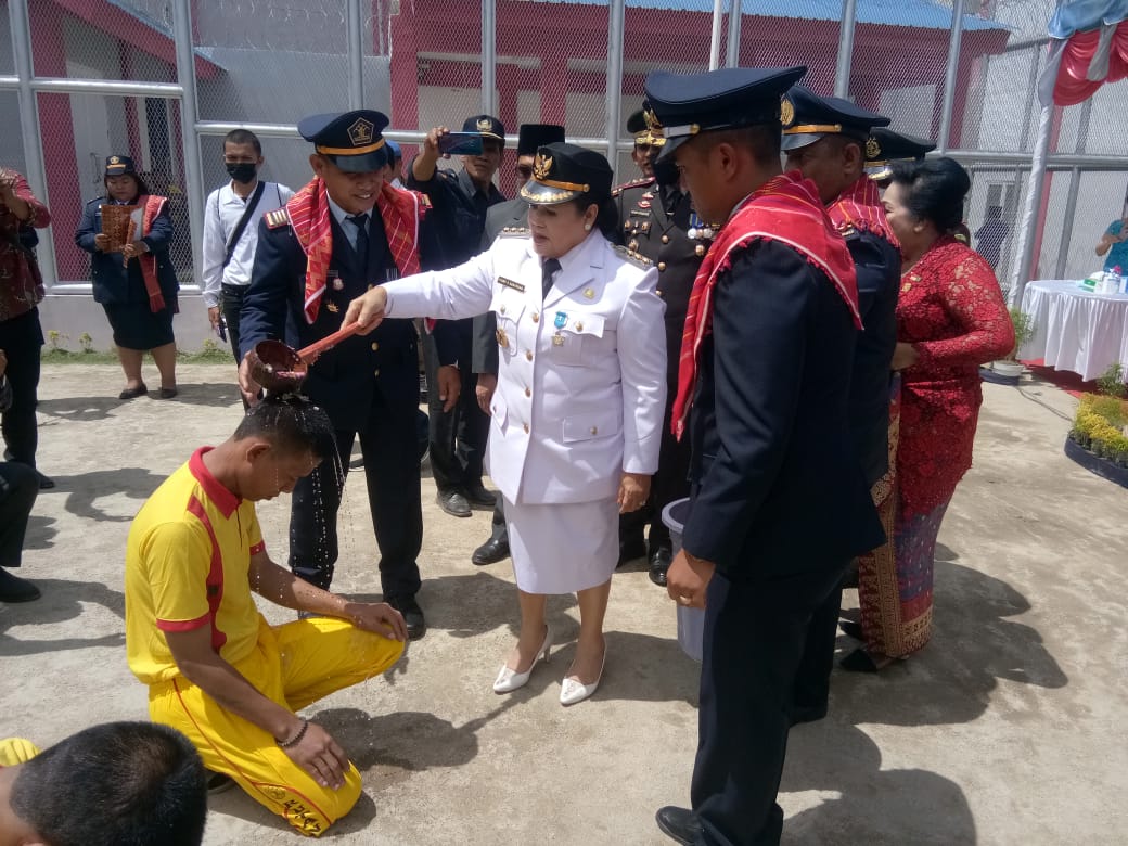 Foto : Bupati Karo beserta Forkopimda saat menyiramkan air suci kembanf kepada tiga warga binaan yang bebas.