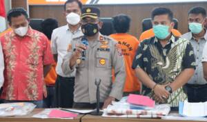 Foto : Waka Polres Tanah Karo, didampingi Kasat Reskrim, AKP J.M Napitupulu saat menggelar Tersanfka dan Barang Bukti du Mako Polres Karo.