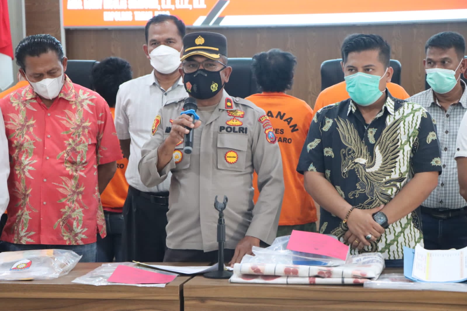 Foto : Waka Polres Tanah Karo, didampingi Kasat Reskrim, AKP J.M Napitupulu saat menggelar Tersanfka dan Barang Bukti du Mako Polres Karo.