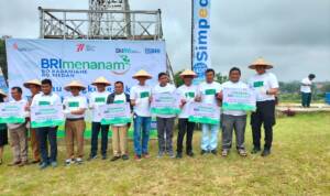 Foto : Wabup Karo, Theopilus Ginting bersama Forkopimda Karo saat menanam pohon di Desa Raya. Kec Berastagi