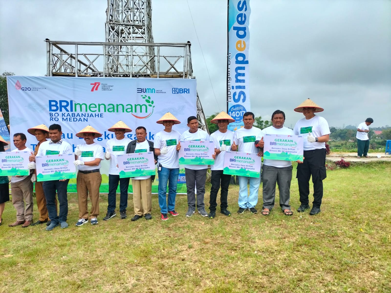 Foto : Wabup Karo, Theopilus Ginting bersama Forkopimda Karo saat menanam pohon di Desa Raya. Kec Berastagi
