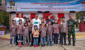 Foto : Wabup Karo bersama Forkopimda berfoto bersama peserta kaum anak.
