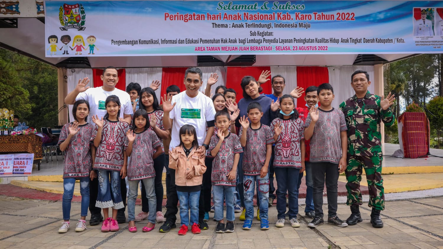 Foto : Wabup Karo bersama Forkopimda berfoto bersama peserta kaum anak.