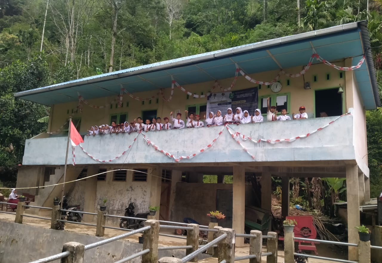 siswa-siswa SD negeri 235 Patahajang Muara Saladi mengharap pembangunan gedung Sekolah baru, karena sudah empat tahun mereka belajar dalam dua ruangan yang di sekat dengan kain tirai menjadi lima bagian
