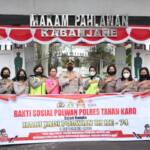 Foto : Kapolres Karo didampingi Ketua Bhayangkari Karo dan jajaran Polwan Polres Tanah Karo, berfoto bersama warga masyarakat Penyapu jalan dan yang lintas.