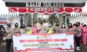 Foto : Kapolres Karo didampingi Ketua Bhayangkari Karo dan jajaran Polwan Polres Tanah Karo, berfoto bersama warga masyarakat Penyapu jalan dan yang lintas.