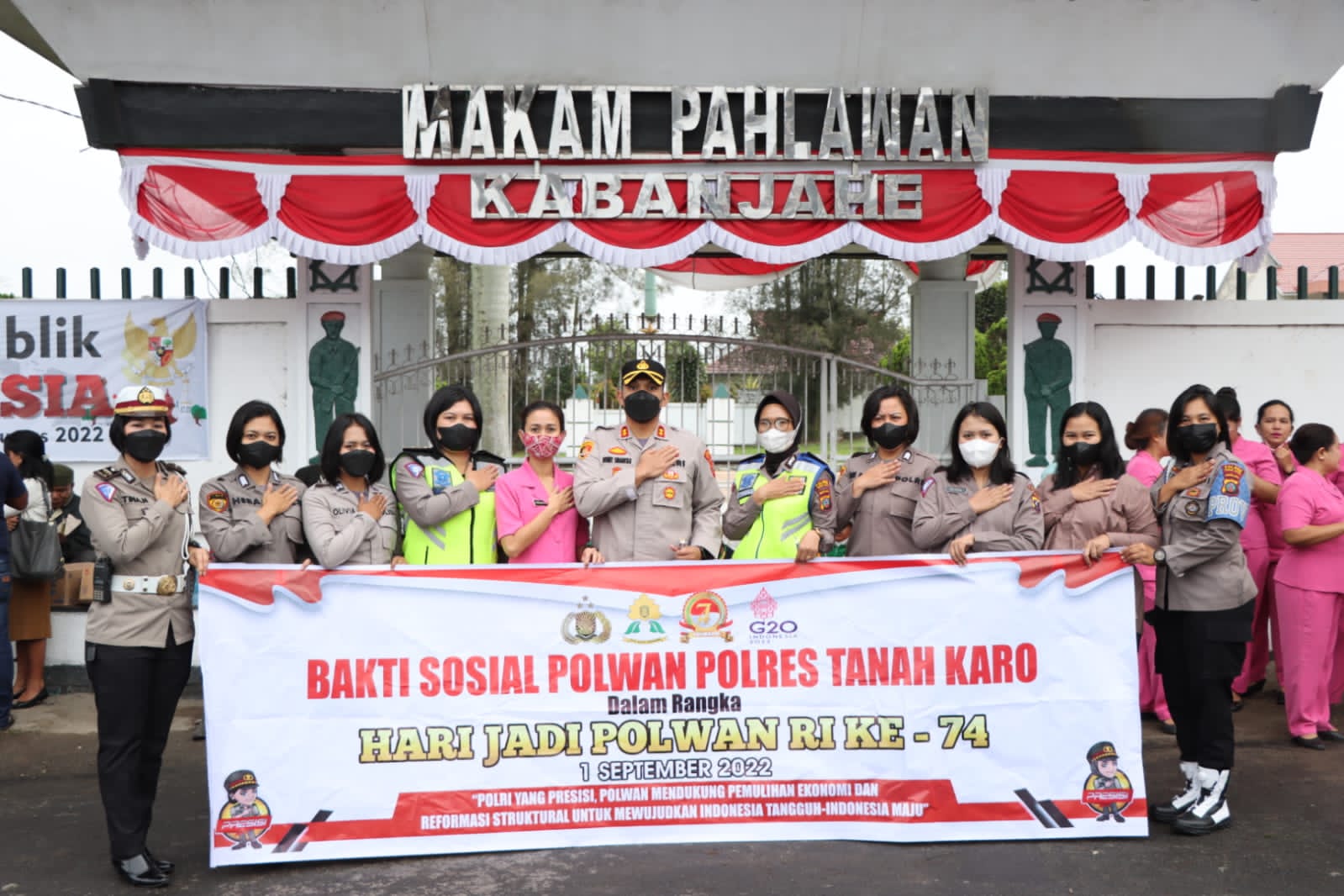 Foto : Kapolres Karo didampingi Ketua Bhayangkari Karo dan jajaran Polwan Polres Tanah Karo, berfoto bersama warga masyarakat Penyapu jalan dan yang lintas.