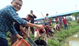 Pelepasan ikan lomba memancing oleh Kadis PMD, anggota DPRD Kab. Batu Bara, Kepala Desa Perk. Tanjung Kasau.