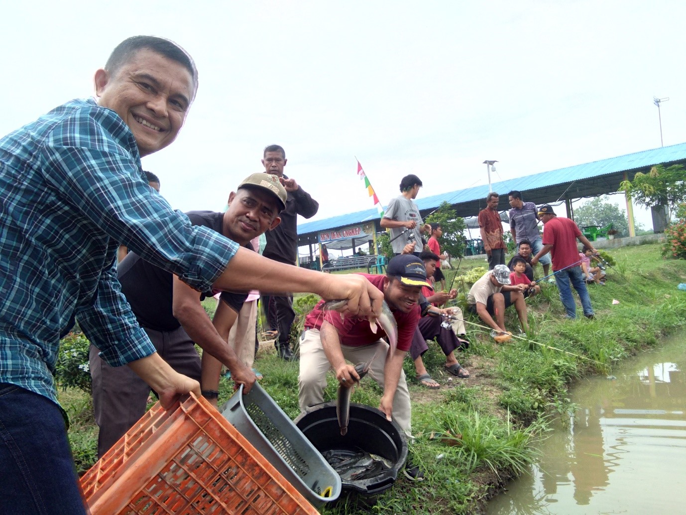 Pelepasan ikan lomba memancing oleh Kadis PMD, anggota DPRD Kab. Batu Bara, Kepala Desa Perk. Tanjung Kasau.