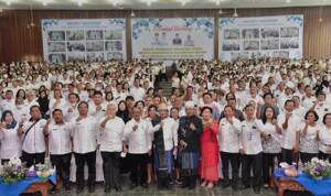 Gubernur Sumatera Utara (Sumut) Edy Rahmayadi memotivasi ribuan guru Sekolah Menengah Atas (SMA) dan Sekolah Menengah Kejujuran (SMK) se-Kota Pematangsiantar, di Aula Kampus Nommensen Jalan Sangnawaluh, Siopat Suhu, Kota Pematangsiantar, Rabu (7/9/2022). (Foto Dinas Kominfo Provinsi Sumut : Veri Ardian)