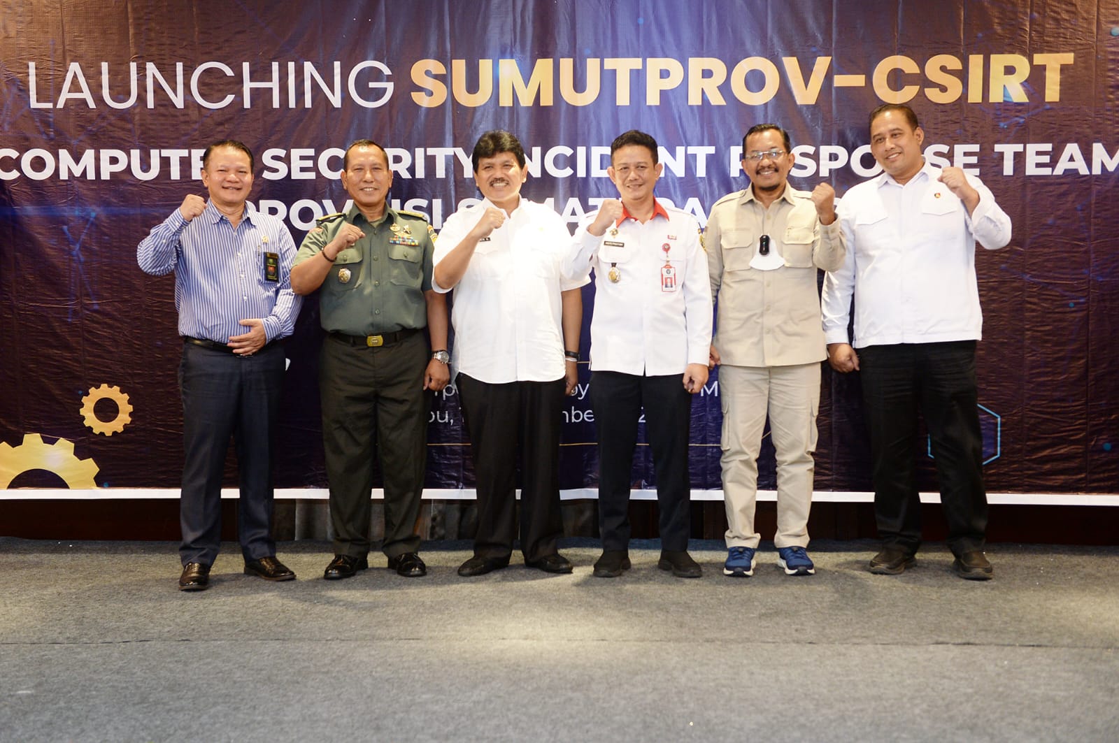 Staf Ahli Bidang Hukum, Politik dan Pemerintahan Binsar Situmorang mewakili Gubernur Sumut, didampingi Plt Kepala Dinas Kominfo Sumut Ilyas Sitorus, secara resmi meluncurkan (launching) Sumutprov-CSIRT di Ballroom Lantai 9 Fourpoint Hotel, Jalan Gatot Subroto Medan, Rabu (14/9). Tim tersebut dibentuk untuk merespons berbagai masalah keamanan informasi dan teknologi. (Foto : Alexander AP Siahaan/Diskominfo Provsu).