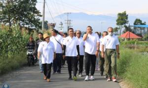 Foto : Bupati Karo bersama Forkopimda saat melaksanakan olahraga jalan lintas alam. (Foto : Dok)