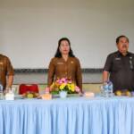 Foto : Sekdakab Karo didampingi Ka Perpustakaan Karo saat mengikuti acara. (Foto : Dok)