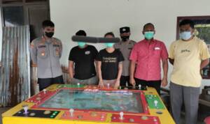 Pelaku bersama Barang bukti saat di Amankan di Mapolsek Tigapanah Rabu (21/9-2022)