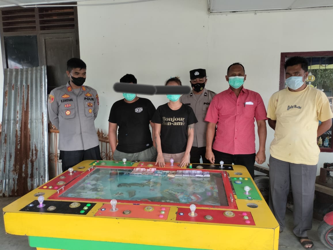 Pelaku bersama Barang bukti saat di Amankan di Mapolsek Tigapanah Rabu (21/9-2022)