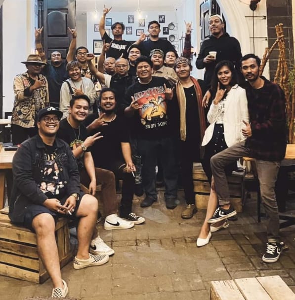 Foto : Para musisi Klask dan Rock Kabanjahe saat nampil di Kede Rebels Kabanjahe. (Foto : Dok)