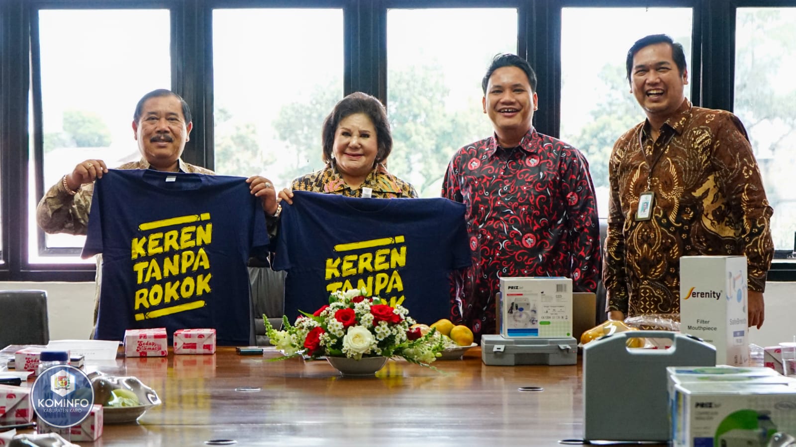 Foto : Bupati Karo bersama tim kampanye anti rokok Kemenkes. ( Foto : Dok)