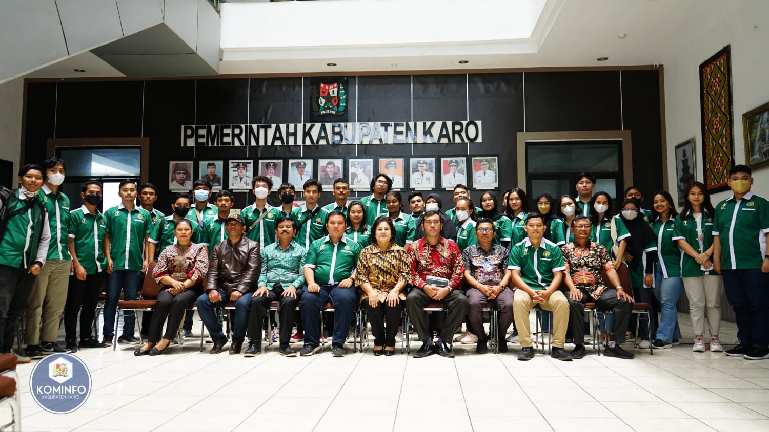 Foto : Bupati Karo didampingi Camat Berastagi saat menerima Mahasiswa KKNT USU Medan. (Foto : Dok)