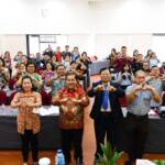 Foto : Sekdakab Karo didampingi Kadis Perpustakaan dan Kearsipan foto bersama peserta. (Foto : Dok)