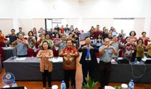 Foto : Sekdakab Karo didampingi Kadis Perpustakaan dan Kearsipan foto bersama peserta. (Foto : Dok)