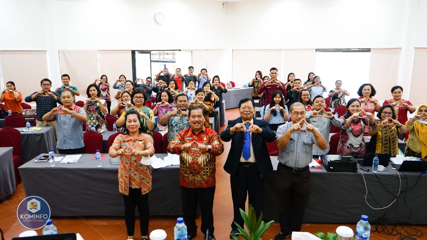Foto : Sekdakab Karo didampingi Kadis Perpustakaan dan Kearsipan foto bersama peserta. (Foto : Dok)