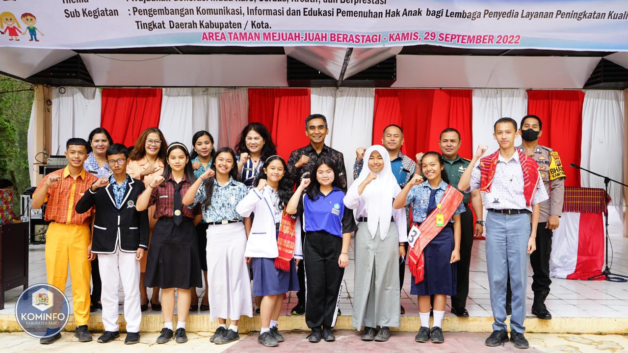 Foto : Wabup Karo dan Pimpinan OPD foto bersama peserta anak. (Foto : Dok)