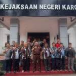 Seusai Audensi  dengan DPD IPK Karo dan Koswari, Kajari Karo Tri Sutrisno, S.H M.H Mengabadikan Foto bersama di Depan Kantor Kejari Karo Kamis (29/9-2022)