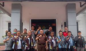 Seusai Audensi  dengan DPD IPK Karo dan Koswari, Kajari Karo Tri Sutrisno, S.H M.H Mengabadikan Foto bersama di Depan Kantor Kejari Karo Kamis (29/9-2022)