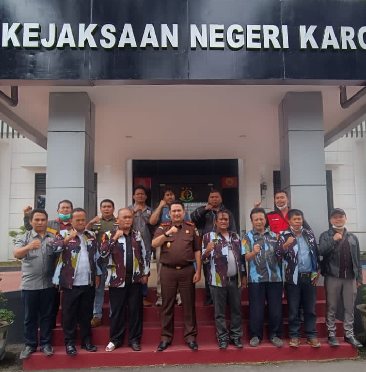 Seusai Audensi  dengan DPD IPK Karo dan Koswari, Kajari Karo Tri Sutrisno, S.H M.H Mengabadikan Foto bersama di Depan Kantor Kejari Karo Kamis (29/9-2022)