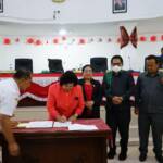Foto : Bupati Karo, saat menandatangani nota kesepakatan P.APBD Karo 2022.(Foto : Dok)