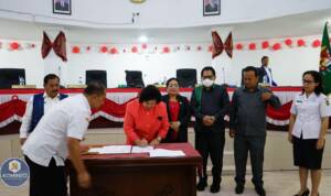 Foto : Bupati Karo, saat menandatangani nota kesepakatan P.APBD Karo 2022.(Foto : Dok)