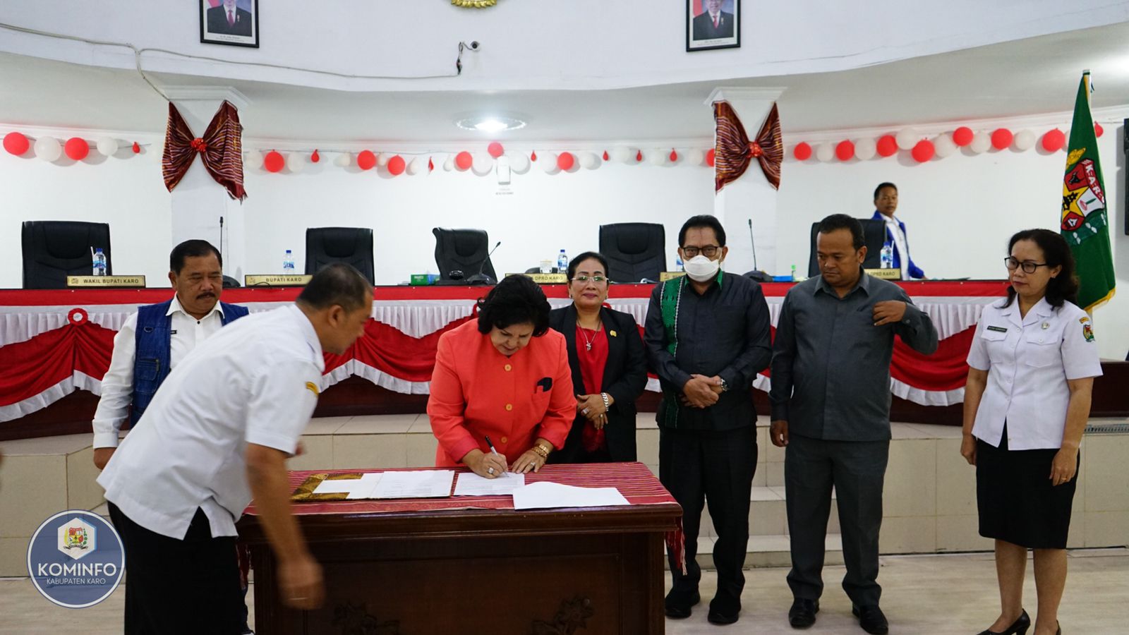 Foto : Bupati Karo, saat menandatangani nota kesepakatan P.APBD Karo 2022.(Foto : Dok)
