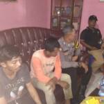 Foto: Dua pelaku pencurian HP di siang bolong yang terjadi di depan mini market Ridho Dusun 9 Desa Laut Tador Kecamatan Laut Tador Kabupaten Batu Bara pada Kamis siang (29/9) saat diamankan warga di rumah Riyan