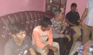 Foto: Dua pelaku pencurian HP di siang bolong yang terjadi di depan mini market Ridho Dusun 9 Desa Laut Tador Kecamatan Laut Tador Kabupaten Batu Bara pada Kamis siang (29/9) saat diamankan warga di rumah Riyan