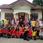 Foto : Kepala aekolah dan guru foto bersama siswa di kompleks.sekolah. (Foto : Dok)