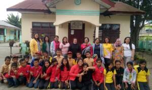 Foto : Kepala aekolah dan guru foto bersama siswa di kompleks.sekolah. (Foto : Dok)