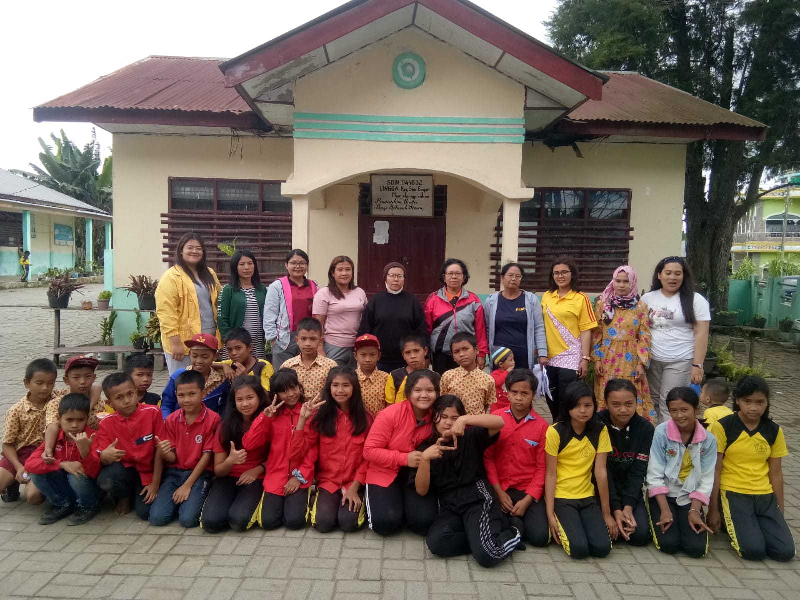 Foto : Kepala aekolah dan guru foto bersama siswa di kompleks.sekolah. (Foto : Dok)