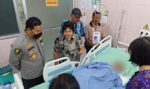 Foto : Bupati Karo, Cory S Sebayang saat menjenguk korban dalam perawatan intensif di RS Bhayangkara Medan. (Foto : Dok)