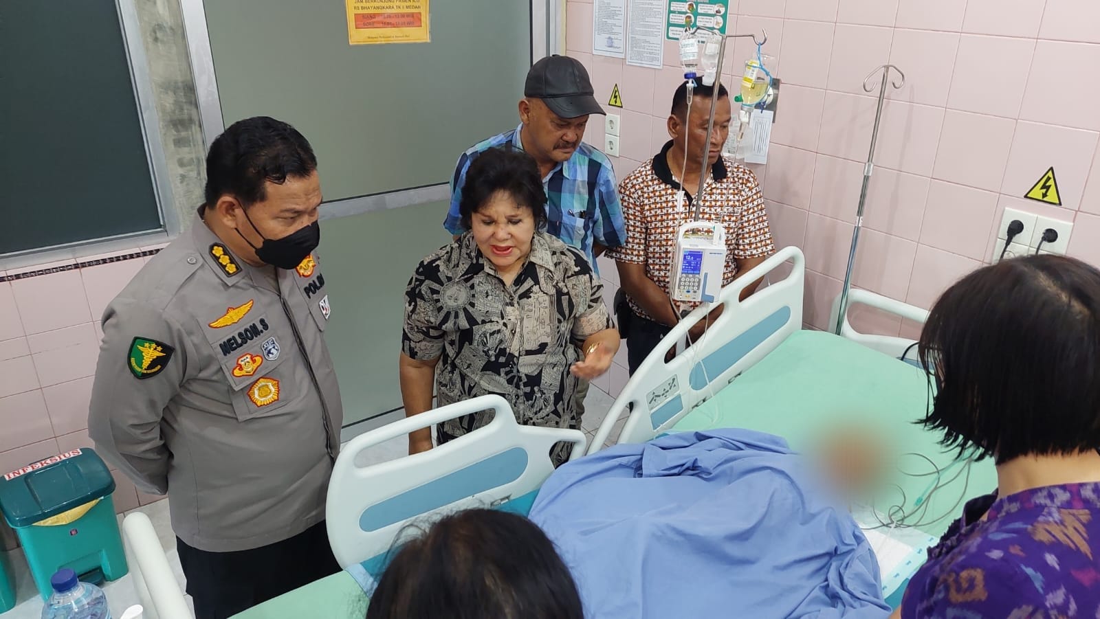 Foto : Bupati Karo, Cory S Sebayang saat menjenguk korban dalam perawatan intensif di RS Bhayangkara Medan. (Foto : Dok)