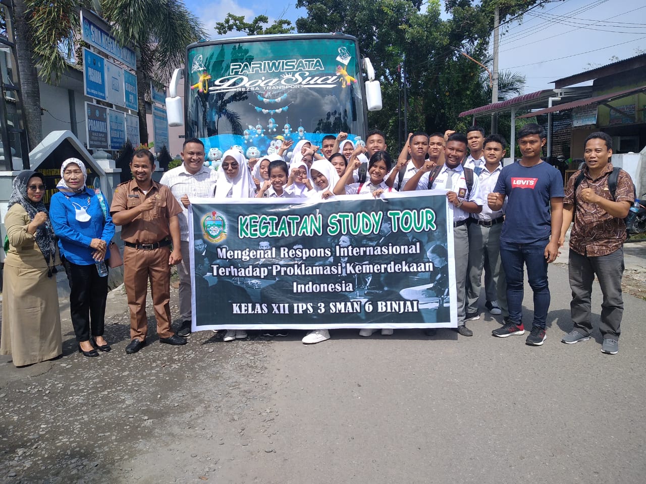 Foto : Kepsek SMAN 6 Binjai bersama para Guru dan Komite saat melepas rombongan. (tabloidpolmaspoldasu.com/Ist)